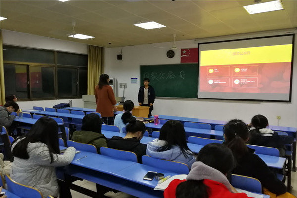 1同学踊跃发言.jpg