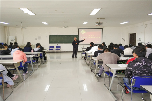 1谢教授为同学们分享自身经历.jpg