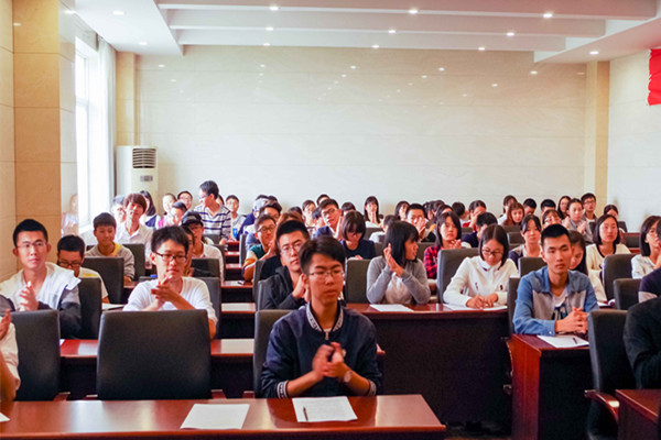 1经济“双代会”学生代表.jpg