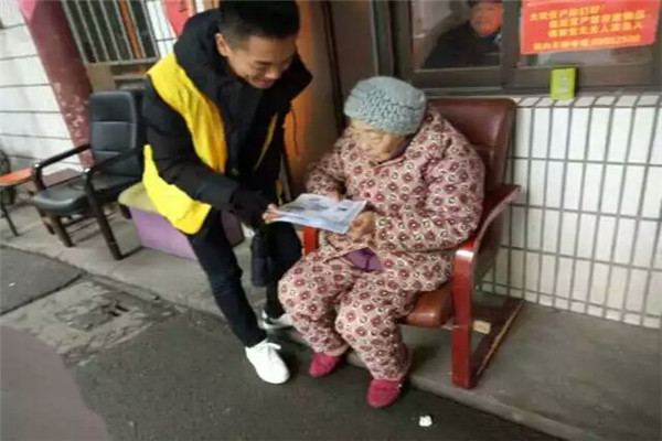 1获奖同学与评委合影.jpg