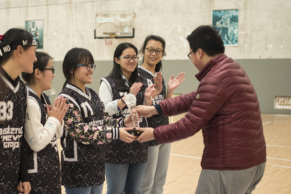 1经济学院学生会主席郁晗为冠军颁奖.jpg