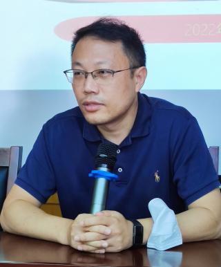 讲座由学院裘莹副院长主持,科研处陈思华处长,学校各个学院科研副